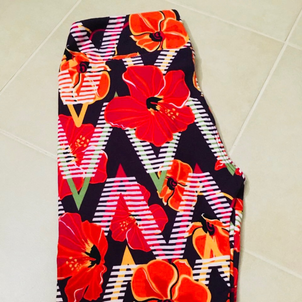 BRAND NEW : ONE SIZE LEGGINGS